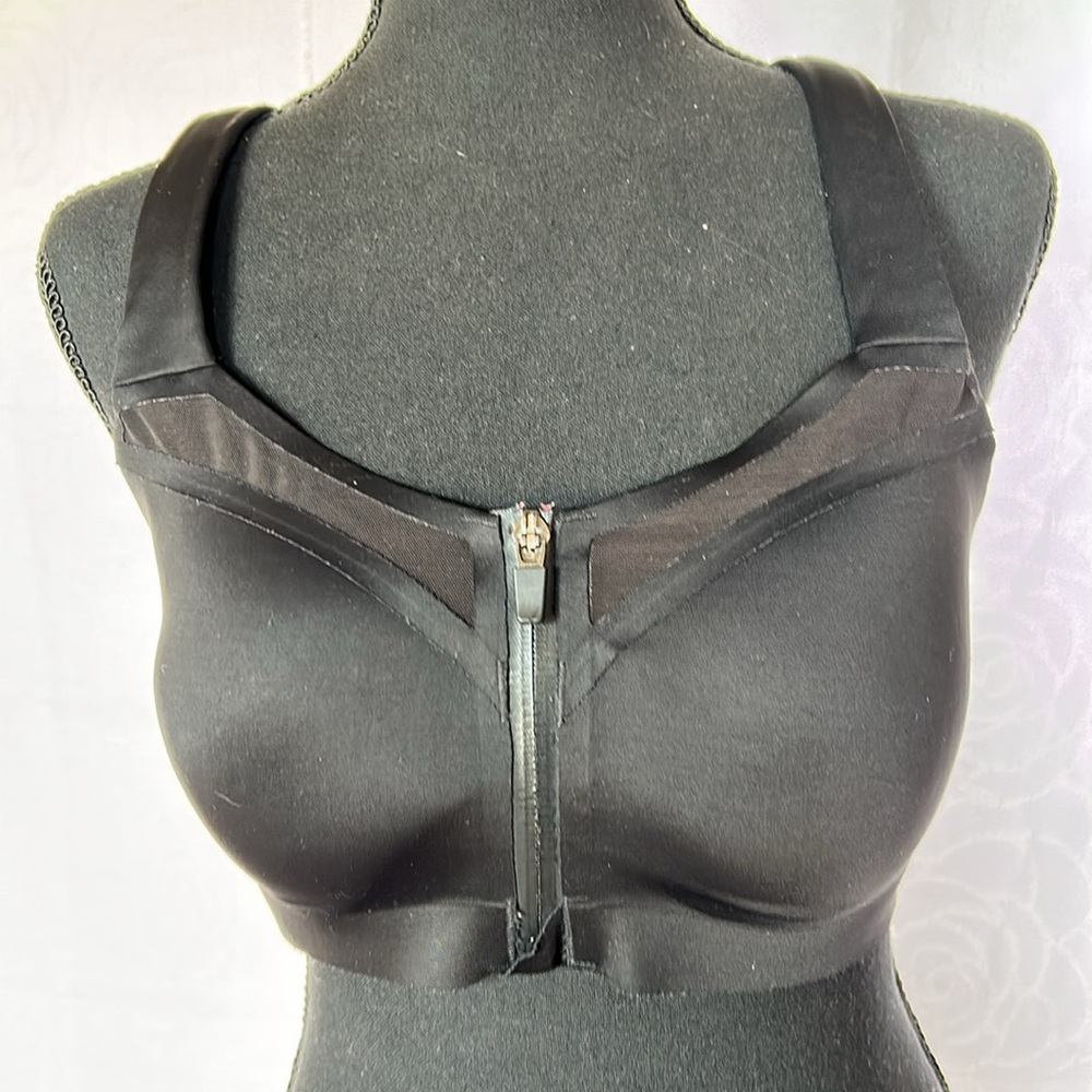 VICTORIA SPORT black women’s sports bra. Size 34 DD.